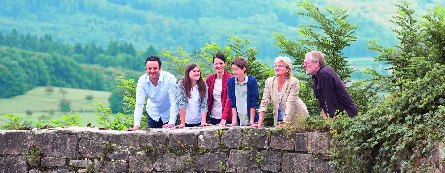 Foto: Staatliche Schlösser und Gärten Baden-Württemberg, Niels Schubert Festungsruine Hohenneuffen, Besucher auf dem Hohenneuffen