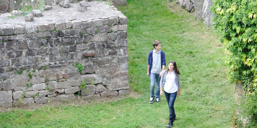 Foto: Staatliche Schlösser und Gärten Baden-Württemberg, Niels Schubert Jugendliche beim Besuch der Festungsruine Hohenneuffen